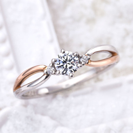 "AGLOBE JAPAN's lettet mitte bridal ring with lab-grown diamond in wave design.
Combination engagement ring in platinum and K18 pink gold（rose gold）.
Combination engagement ring with cute,unique and European texture."