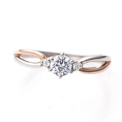 "AGLOBE JAPAN's lettet mitte bridal ring with lab-grown diamond in wave design.
Combination engagement ring in platinum and K18 pink gold（rose gold）.
Combination engagement ring with cute,unique and European texture."