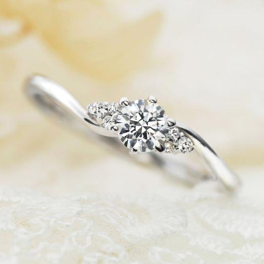 "AGLOBE JAPAN's vivage bridal ring with lab-grown diamond in wave design.
Platinum900 engagement ring with Simple,standard and European texture."