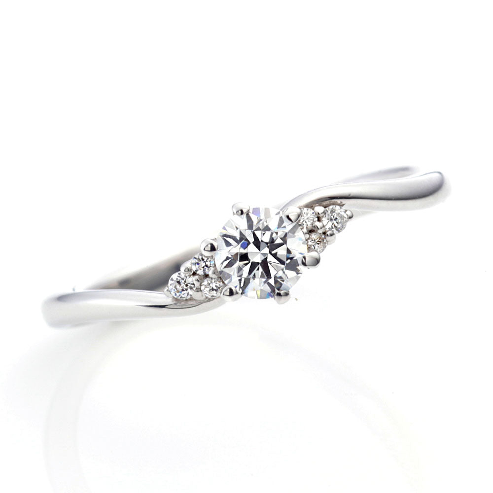 "AGLOBE JAPAN's vivage bridal ring with lab-grown diamond in wave design.
Platinum900 engagement ring with Simple,standard and European texture."
