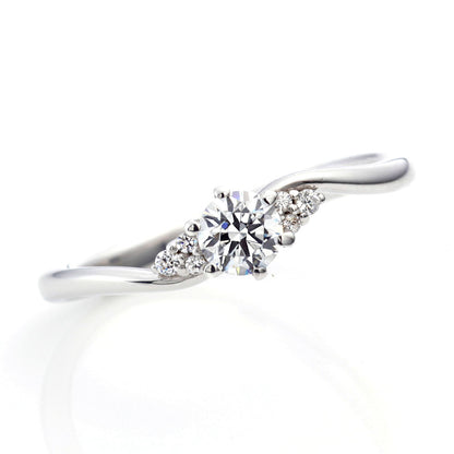 "AGLOBE JAPAN's vivage bridal ring with lab-grown diamond in wave design.
Platinum900 engagement ring with Simple,standard and European texture."