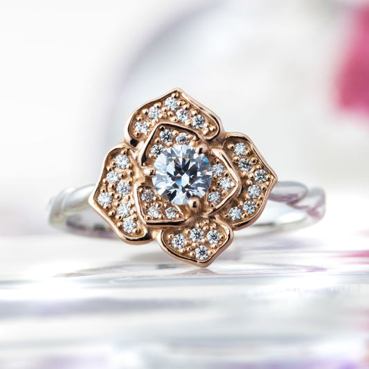 "AGLOBE JAPAN's Aimeroir bridal ring with lab-grown diamond in Straight design.
Combination engagement ring in platinum and K18 pink gold（rose gold）.
K18 pink gold（rose gold） engagement ring with cute and simple texture."