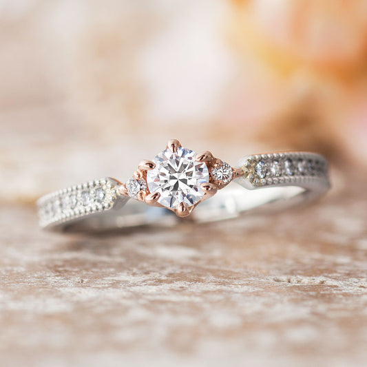 "AGLOBE JAPAN's PRIMA PORTAt bridal ring with lab-grown diamond in Straight design.
Combination engagement ring in platinum and K18 pink gold（rose gold）.
Platinum900 engagement ring with antique,European,luxury and Simple texture.
Rings with milling"