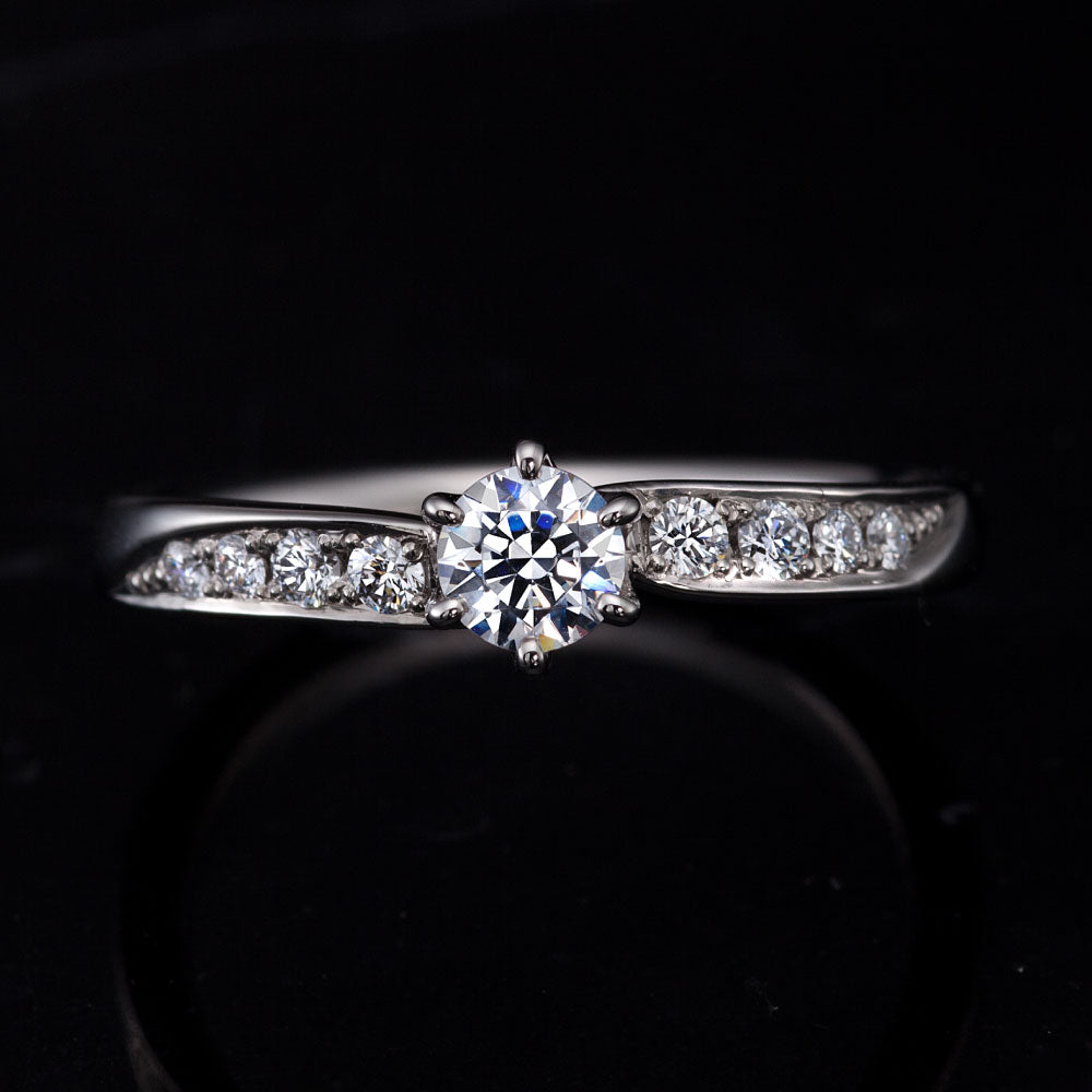 "AGLOBE JAPAN's ECTURO bridal ring with lab-grown diamond in Wave design.
Platinum900 engagement ring with antique and luxurytexture."