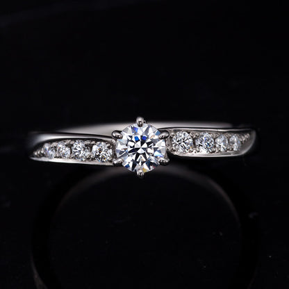 "AGLOBE JAPAN's ECTURO bridal ring with lab-grown diamond in Wave design.
Platinum900 engagement ring with antique and luxurytexture."