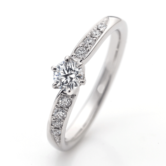 "AGLOBE JAPAN's ECTURO bridal ring with lab-grown diamond in Wave design.
Platinum900 engagement ring with antique and luxurytexture."