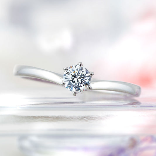 "AGLOBE JAPAN's Aimeroir bridal ring with lab-grown diamond in V-shape design.
Platinum900 engagement ring with cute and simple texture."