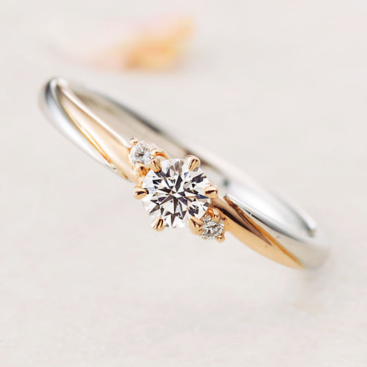 "AGLOBE JAPAN's Amour Amulet bridal ring with lab-grown diamond in Straight design.
Combination engagement ring with antique  and European texture.
Combination engagement ring in platinum and K18 pink gold（rose gold）."