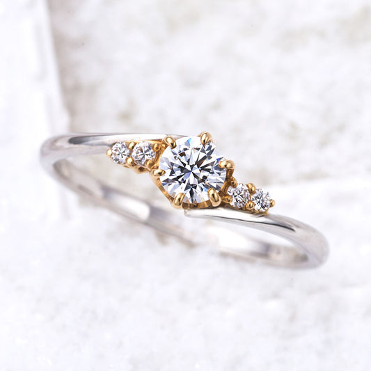 "AGLOBE JAPAN's lettet mitte bridal ring with lab-grown diamond in wave design.
Combination engagement ring in platinum and K18 pink gold（rose gold）.
Combination engagement ring with cute,unique and European texture."