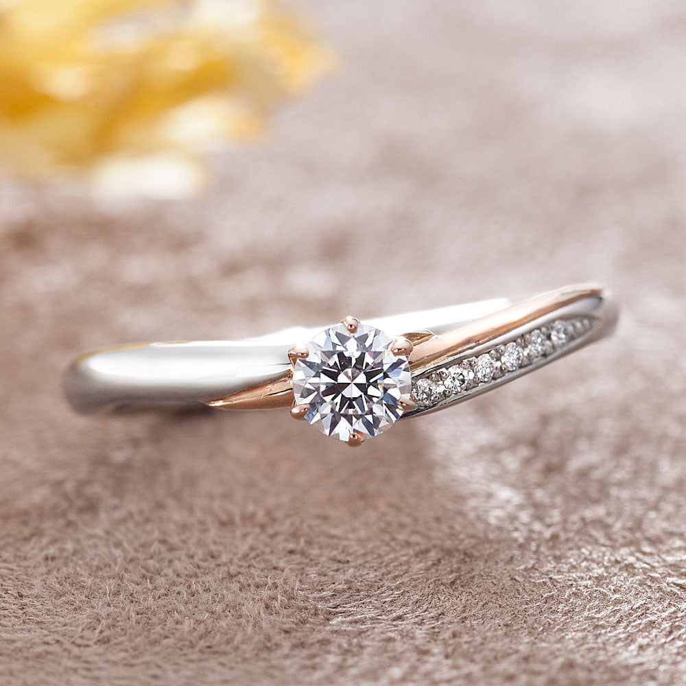 "AGLOBE JAPAN's Stel Giurare bridal ring with lab-grown diamond in V-shape design.
Combination engagement ring in platinum and K18 pink gold（rose gold）.
Combination engagement ring with standard ,European and luxury texture."