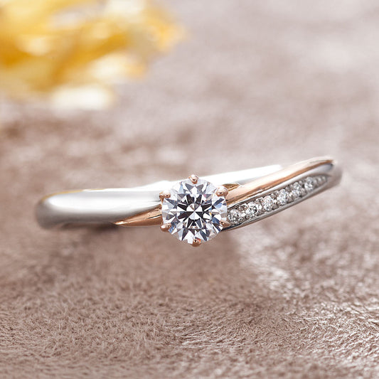 "AGLOBE JAPAN's Stel Giurare bridal ring with lab-grown diamond in V-shape design.
Combination engagement ring in platinum and K18 pink gold（rose gold）.
Combination engagement ring with standard ,European and luxury texture."