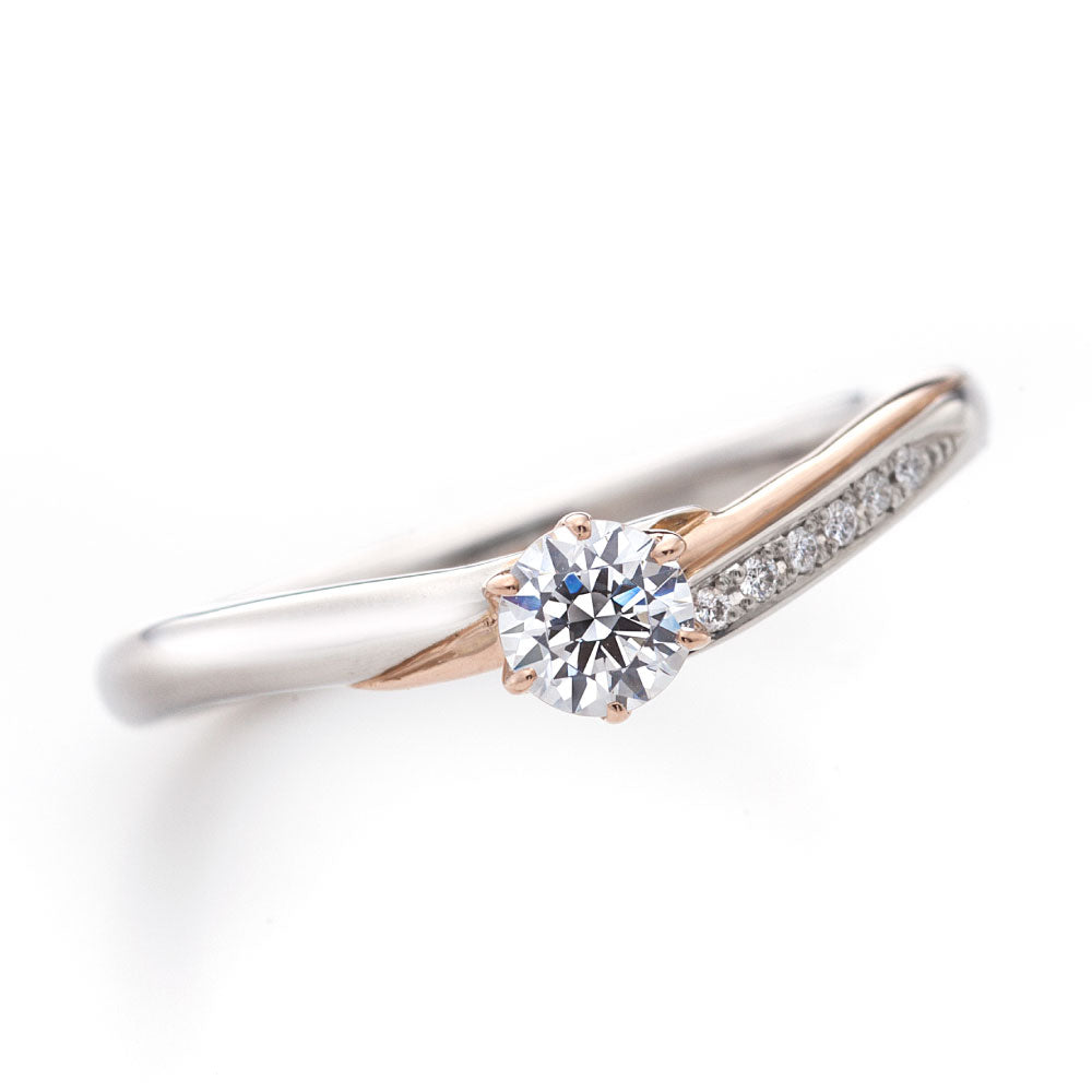 "AGLOBE JAPAN's Stel Giurare bridal ring with lab-grown diamond in V-shape design.
Combination engagement ring in platinum and K18 pink gold（rose gold）.
Combination engagement ring with standard ,European and luxury texture."