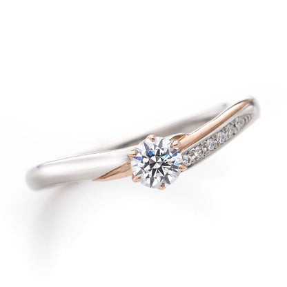 "AGLOBE JAPAN's Stel Giurare bridal ring with lab-grown diamond in V-shape design.
Combination engagement ring in platinum and K18 pink gold（rose gold）.
Combination engagement ring with standard ,European and luxury texture."