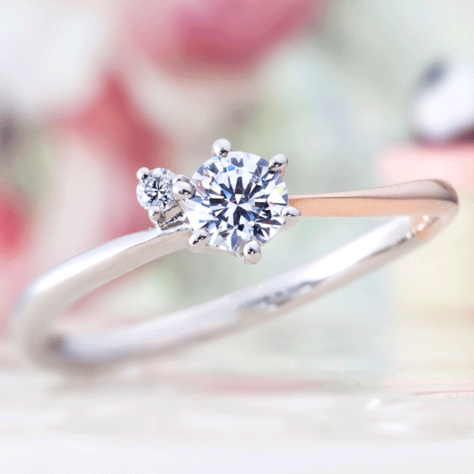 "AGLOBE JAPAN's Aimeroir bridal ring with lab-grown diamond in wave design.
Combination engagement ring in platinum and K18 pink gold（rose gold）.
Combination engagement ring with cute,unique,simple and standard texture."