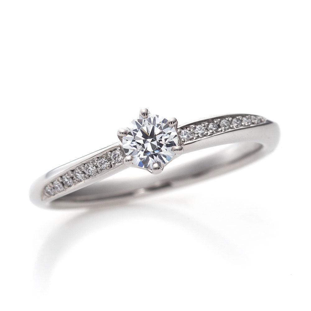 "AGLOBE JAPAN's lorenovel bridal ring with lab-grown diamond in wave design.
Platinum900 engagement ring with simple,standard and European texture.
"