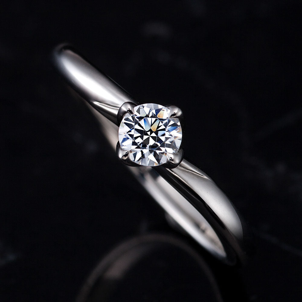 "AGLOBE JAPAN's ECTURO bridal ring with lab-grown diamond in Wave design.
Platinum900 engagement ring with antique and luxurytexture."