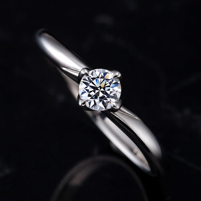 "AGLOBE JAPAN's ECTURO bridal ring with lab-grown diamond in Wave design.
Platinum900 engagement ring with antique and luxurytexture."