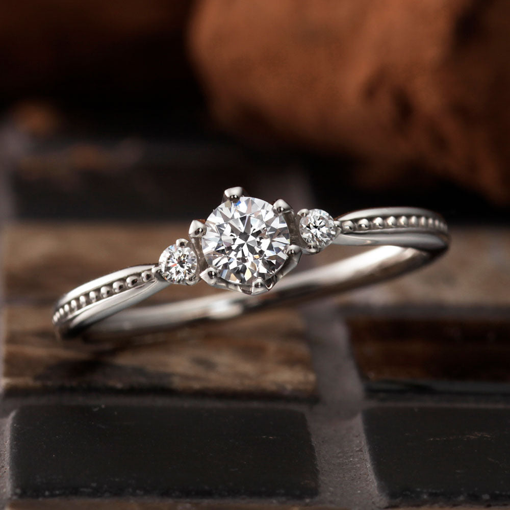 "AGLOBE JAPAN's paveochocolat bridal ring with lab-grown diamond in Straight design.
Platinum900 engagement ring with European and luxury texture.
Rings with milling."