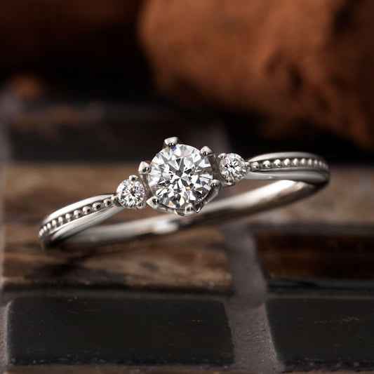 "AGLOBE JAPAN's paveochocolat bridal ring with lab-grown diamond in Straight design.
Platinum900 engagement ring with European and luxury texture.
Rings with milling."