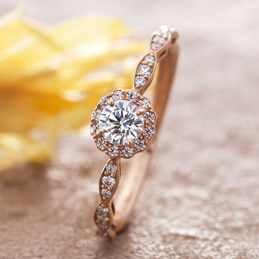 "AGLOBE JAPAN's Stel Giurare bridal ring with lab-grown diamond in Straight design.
K18 Pink Gold（rose gold） engagement ring with standard ,European and luxury texture."