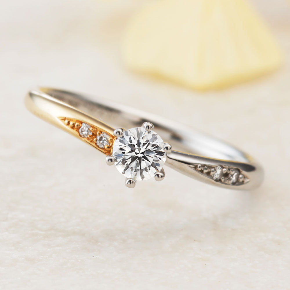 "AGLOBE JAPAN's Amour Amulet bridal ring with lab-grown diamond in wave design.
Combination engagement ring with antique  and European texture.
Combination engagement ring in platinum and K18 Yellow Gold."