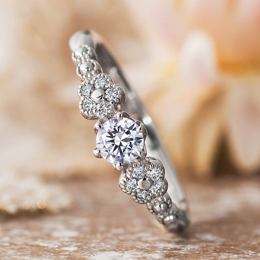 "AGLOBE JAPAN's PRIMA PORTAt bridal ring with lab-grown diamond in Straight design.
Platinum900 engagement ring with antique,European,luxury and Simple texture.
Rings with milling"