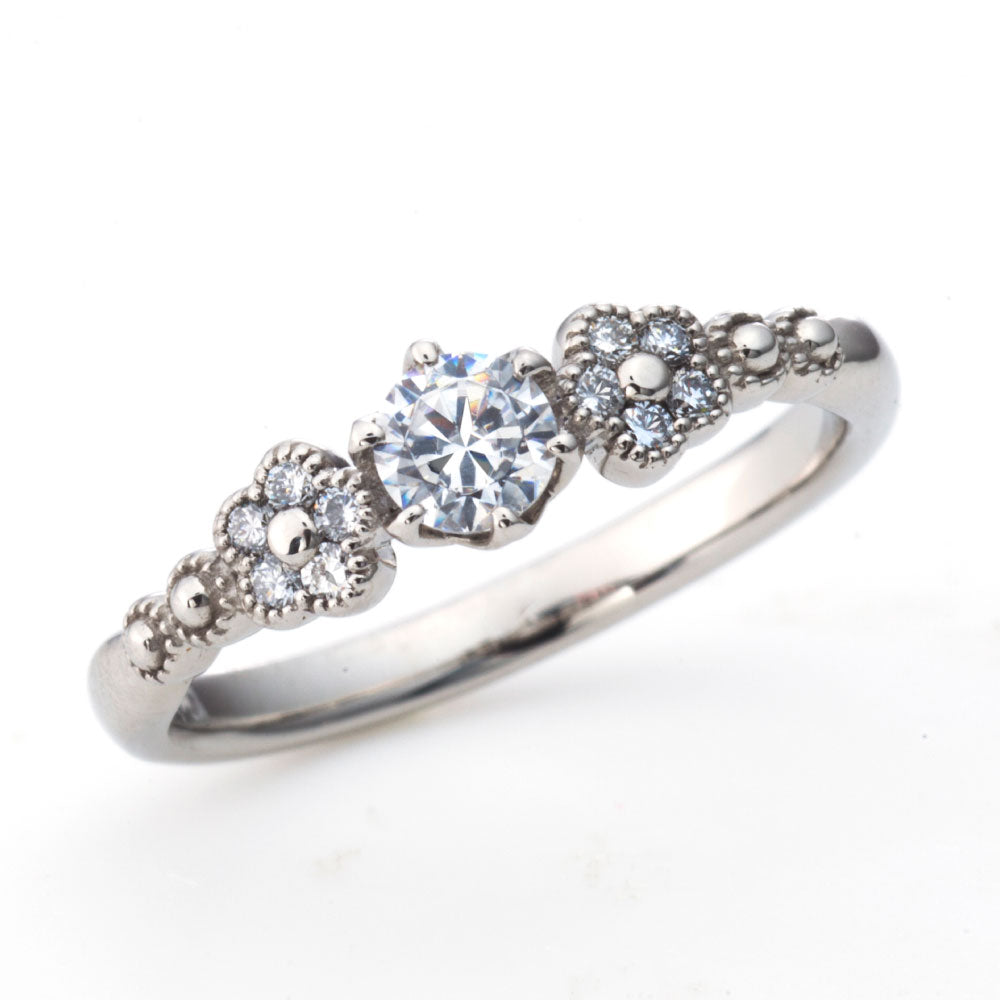 "AGLOBE JAPAN's PRIMA PORTAt bridal ring with lab-grown diamond in Straight design.
Platinum900 engagement ring with antique,European,luxury and Simple texture.
Rings with milling"