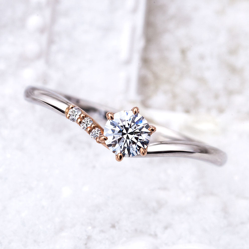 "AGLOBE JAPAN's lettet mitte bridal ring with lab-grown diamond in V-shape design.
Combination engagement ring in platinum and K18 pink gold（rose gold）.
Combination engagement ring with cute,unique and European texture."