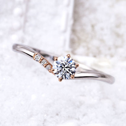 "AGLOBE JAPAN's lettet mitte bridal ring with lab-grown diamond in V-shape design.
Combination engagement ring in platinum and K18 pink gold（rose gold）.
Combination engagement ring with cute,unique and European texture."