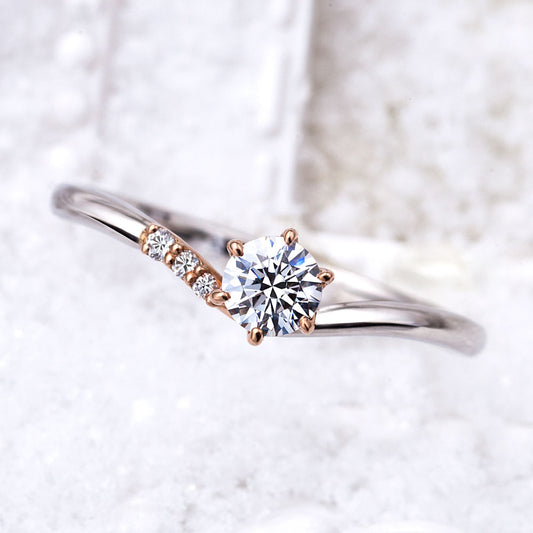 "AGLOBE JAPAN's lettet mitte bridal ring with lab-grown diamond in V-shape design.
Combination engagement ring in platinum and K18 pink gold（rose gold）.
Combination engagement ring with cute,unique and European texture."