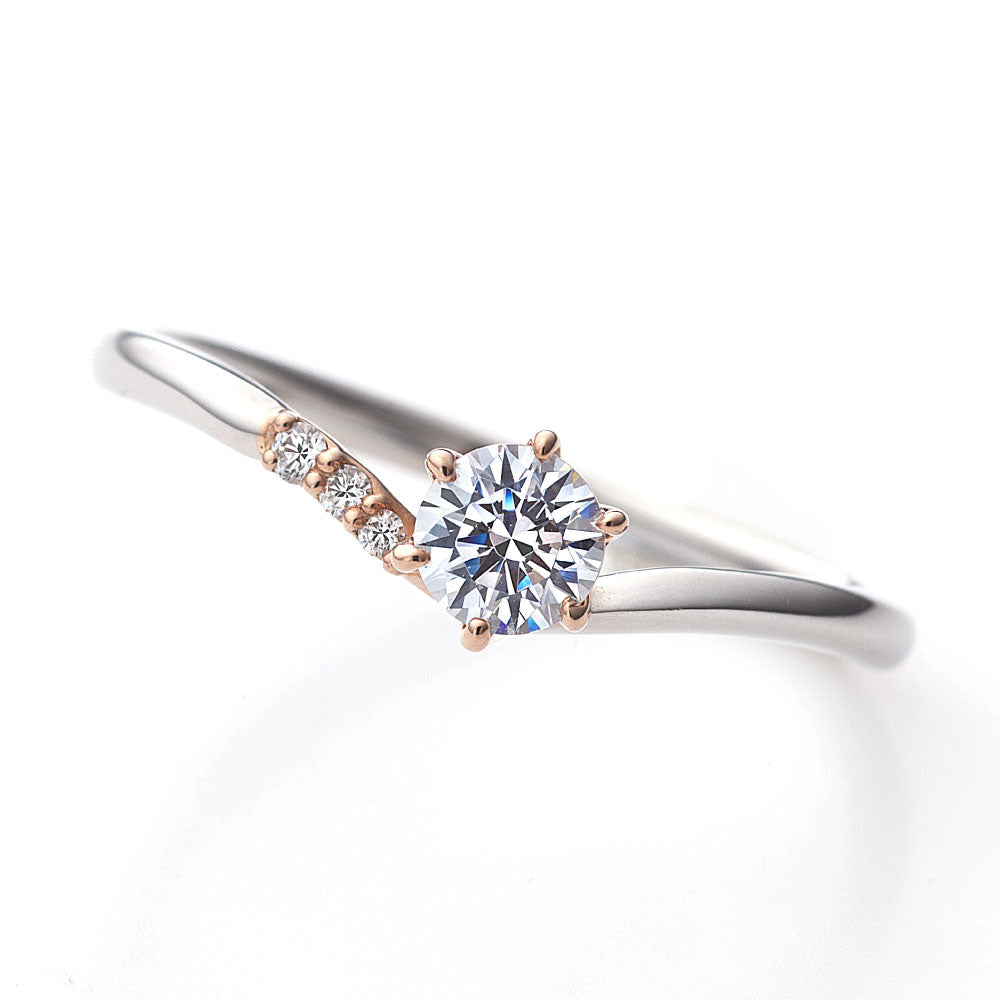 "AGLOBE JAPAN's lettet mitte bridal ring with lab-grown diamond in V-shape design.
Combination engagement ring in platinum and K18 pink gold（rose gold）.
Combination engagement ring with cute,unique and European texture."