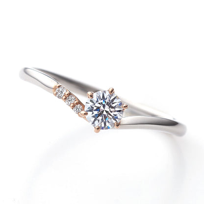 "AGLOBE JAPAN's lettet mitte bridal ring with lab-grown diamond in V-shape design.
Combination engagement ring in platinum and K18 pink gold（rose gold）.
Combination engagement ring with cute,unique and European texture."