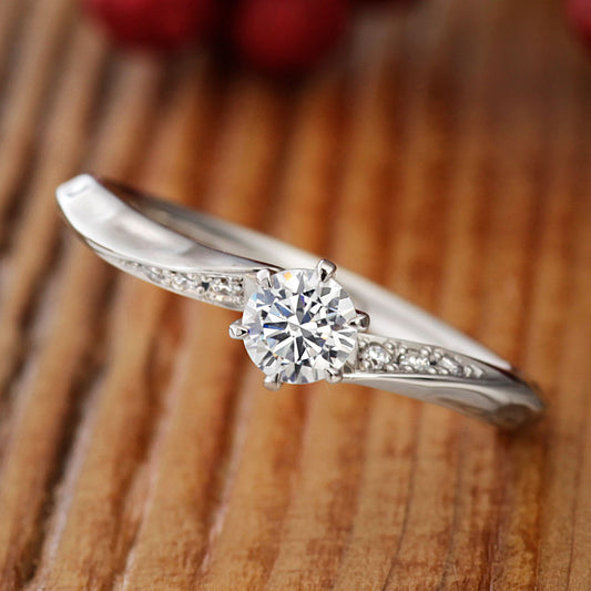 "AGLOBE JAPAN's baum bridal ring with lab-grown diamond in Wave design.
Platinum900 engagement ring with casual,simple,natural and unique texture.
Rings with hammered finish.
"