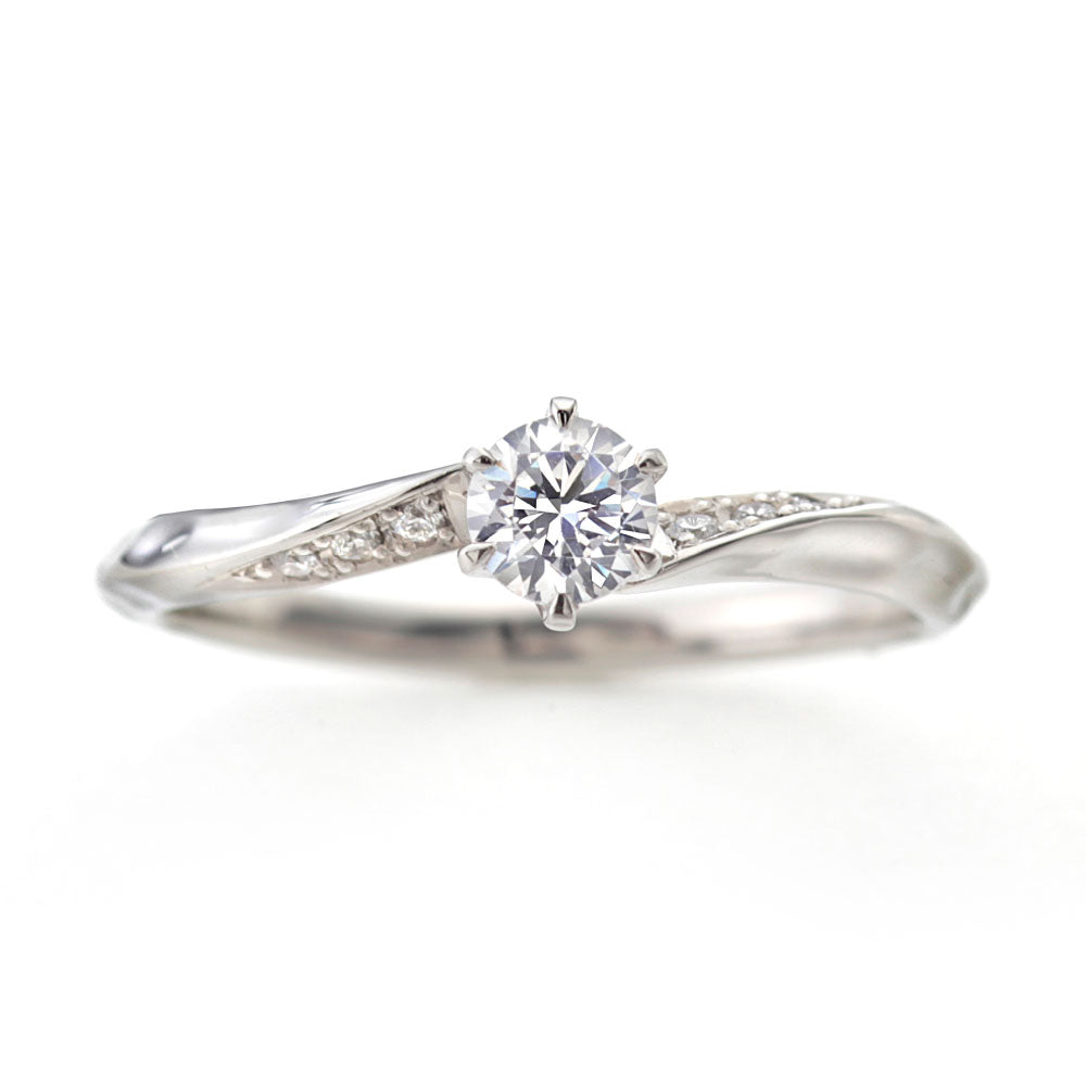 "AGLOBE JAPAN's baum bridal ring with lab-grown diamond in Wave design.
Platinum900 engagement ring with casual,simple,natural and unique texture.
Rings with hammered finish.
"