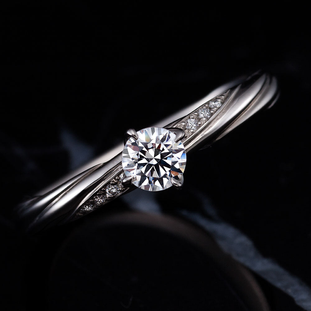 "AGLOBE JAPAN's ECTURO bridal ring with lab-grown diamond in Straight design.
Platinum900 engagement ring with antique and luxurytexture."
