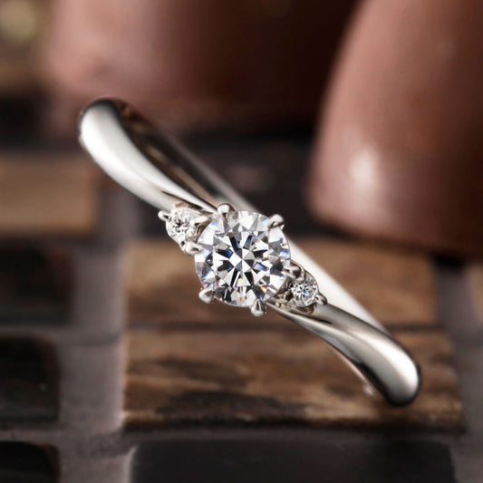 "AGLOBE JAPAN's paveochocolat bridal ring with lab-grown diamond in Wave design.
Platinum900 engagement ring with European and luxury texture."