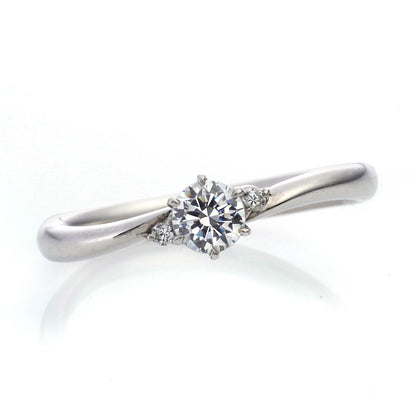 "AGLOBE JAPAN's paveochocolat bridal ring with lab-grown diamond in Wave design.
Platinum900 engagement ring with European and luxury texture."