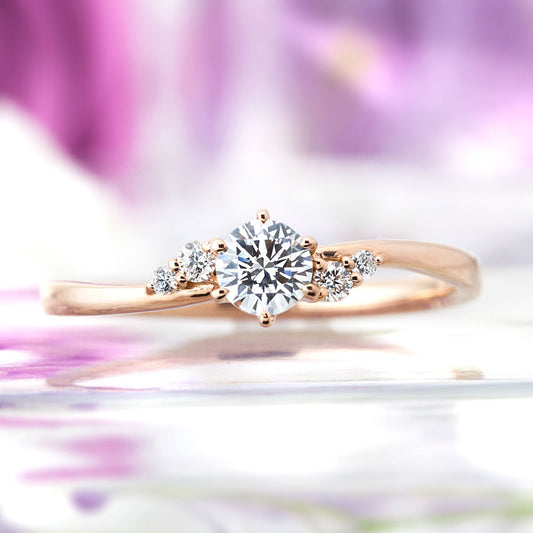 "AGLOBE JAPAN's Aimeroir bridal ring with lab-grown diamond in Wave design.
K18 Pink Gold engagement ring with cute and simple texture."