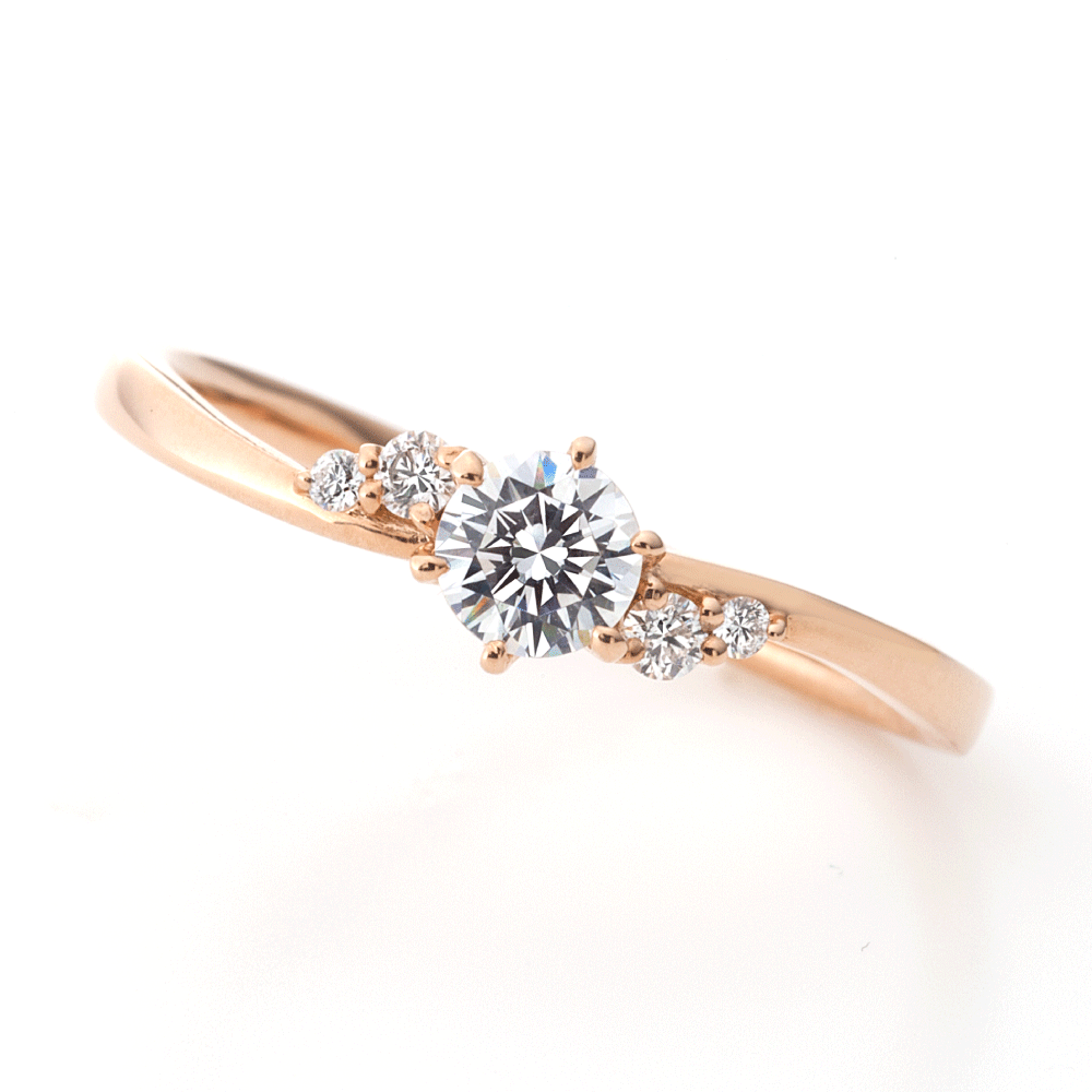 "AGLOBE JAPAN's Aimeroir bridal ring with lab-grown diamond in Wave design.
K18 Pink Gold engagement ring with cute and simple texture."