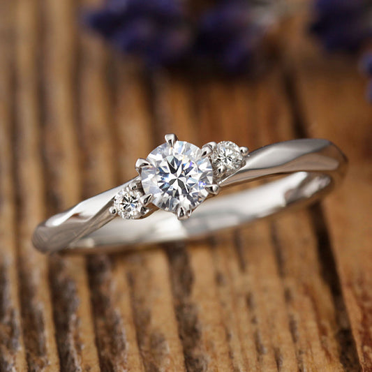 "AGLOBE JAPAN's baum bridal ring with lab-grown diamond in Wave design.
Platinum900 engagement ring with casual,simple,natural and unique texture.
Rings with hammered finish.
"