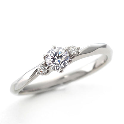 "AGLOBE JAPAN's baum bridal ring with lab-grown diamond in Wave design.
Platinum900 engagement ring with casual,simple,natural and unique texture.
Rings with hammered finish.
"