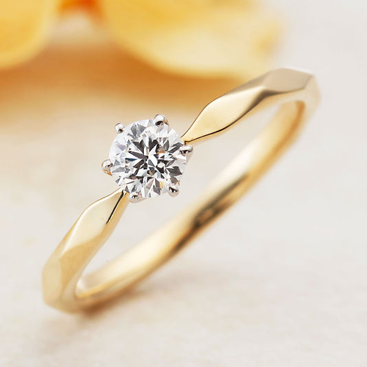 "AGLOBE JAPAN's Amour Amulet bridal ring with lab-grown diamond in Straight design.
Combination engagement ring in platinum and K18 pink gold（rose gold）."