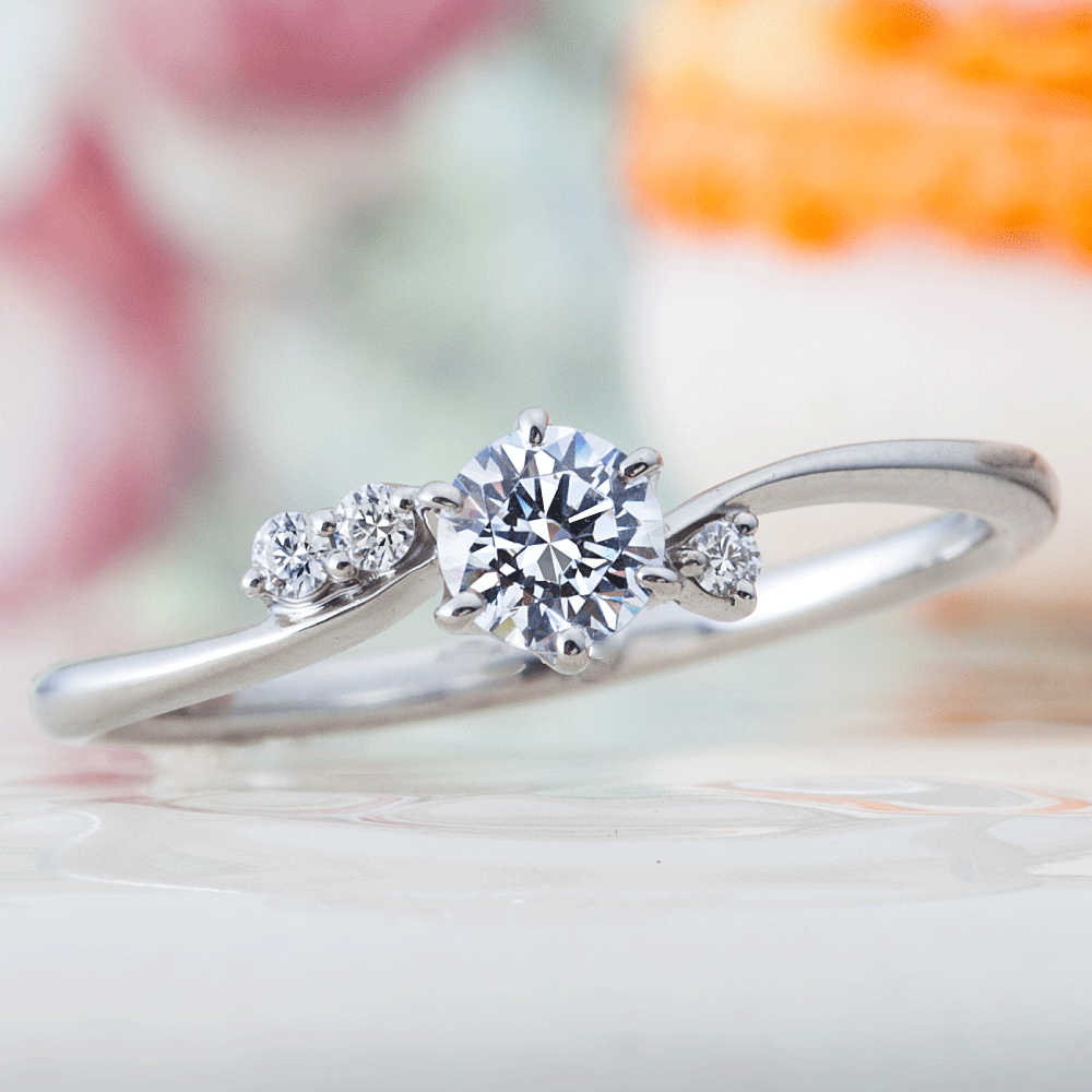 "AGLOBE JAPAN's Aimeroir bridal ring with lab-grown diamond in wave design.
Platinum900 engagement ring with cute,unique,simple and unique texture.
Platinum900 engagement ring with cute,unique,simple and standard texture."