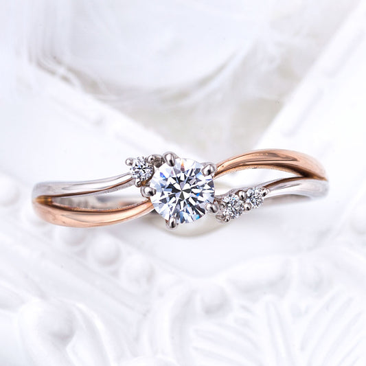 "AGLOBE JAPAN's lettet mitte bridal ring with lab-grown diamond in wave design.
Combination engagement ring in platinum and K18 pink gold（rose gold）.
Combination engagement ring with cute,unique and European texture."