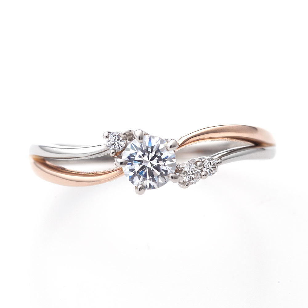 "AGLOBE JAPAN's lettet mitte bridal ring with lab-grown diamond in wave design.
Combination engagement ring in platinum and K18 pink gold（rose gold）.
Combination engagement ring with cute,unique and European texture."
