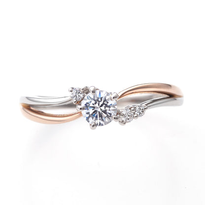 "AGLOBE JAPAN's lettet mitte bridal ring with lab-grown diamond in wave design.
Combination engagement ring in platinum and K18 pink gold（rose gold）.
Combination engagement ring with cute,unique and European texture."
