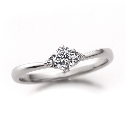 "AGLOBE JAPAN's Promise Ring bridal ring with lab-grown diamond in V-shape design.
Platinum900 engagement ring with simple,standard and casual texture."