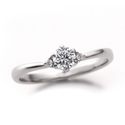 "AGLOBE JAPAN's Promise Ring bridal ring with lab-grown diamond in V-shape design.
Platinum900 engagement ring with simple,standard and casual texture."