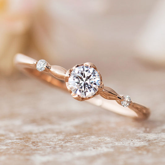 "AGLOBE JAPAN's PRIMA PORTAt bridal ring with lab-grown diamond in Straight design.
K18 Pink Gold（rose gold） engagement ring with antique,European,luxury and Simple texture."