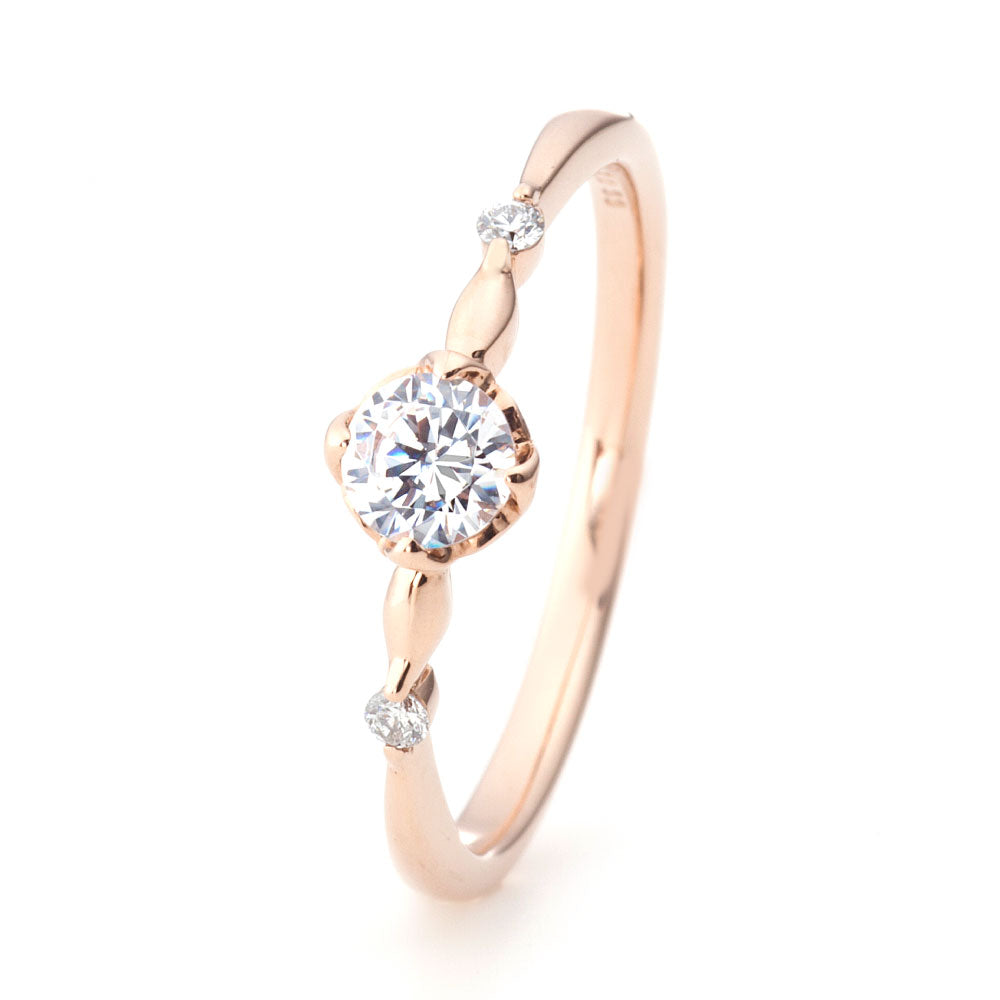 "AGLOBE JAPAN's PRIMA PORTAt bridal ring with lab-grown diamond in Straight design.
K18 Pink Gold（rose gold） engagement ring with antique,European,luxury and Simple texture."